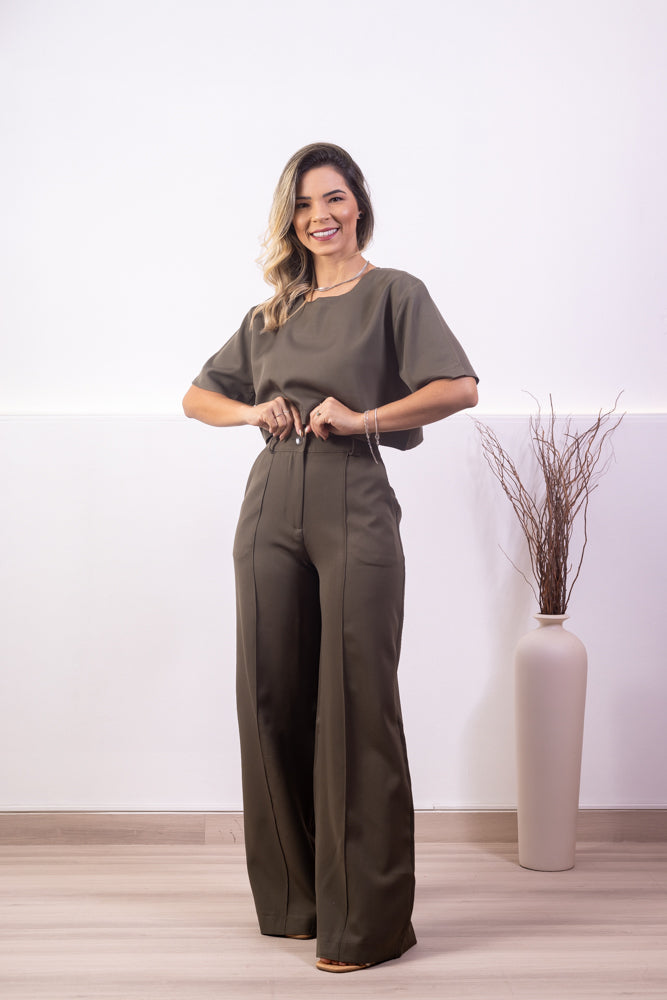 Conjunto Feminino em Alfaiataria Cropped e Calça